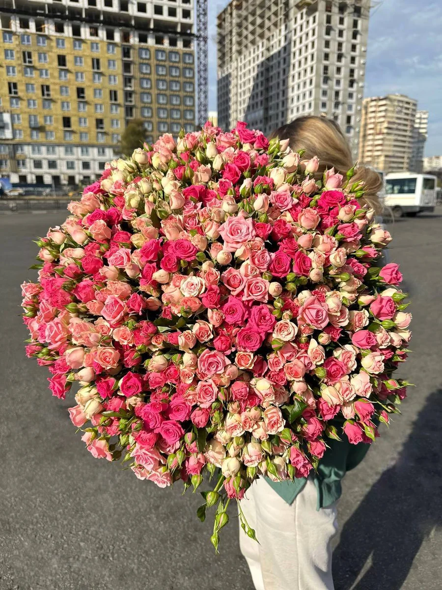 Букет из 101 кустовой розы «Космополитен» — фото 1
