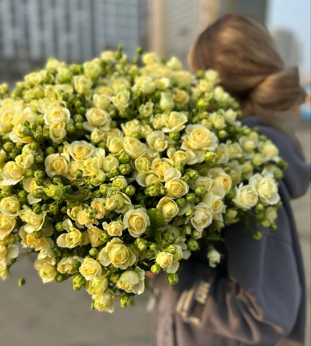 Кустовая пионовидная роза сорта «Ольга» — фото 1